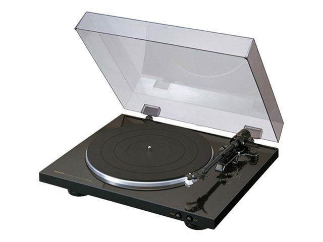 Schwarzer Denon Plattenspieler mit transparentem Deckel, freigestellt auf weißem Hintergrund.