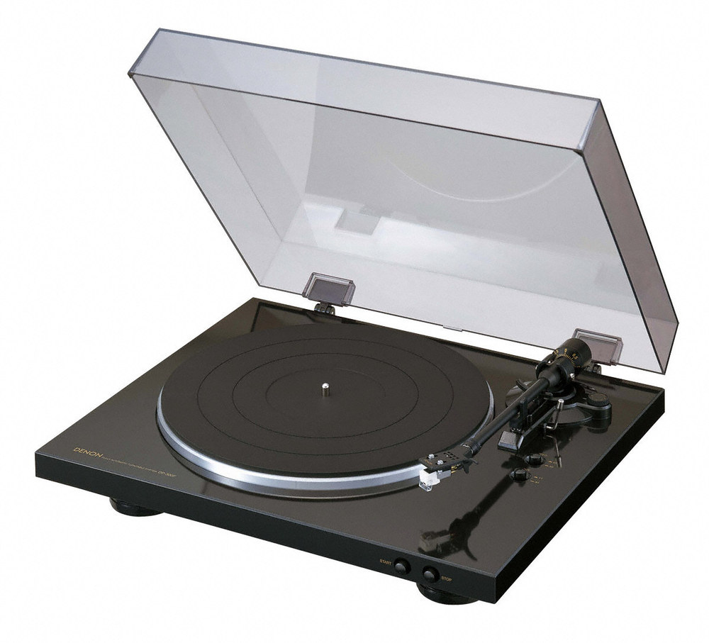 Schwarzer Denon Plattenspieler, offen. Zeigt Plattenteller, Tonarm und Staubschutz.
