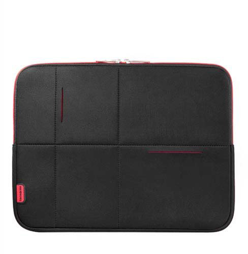 Schwarze Laptoptasche mit roten Nähten. Rotes Etikett in der unteren linken Ecke.