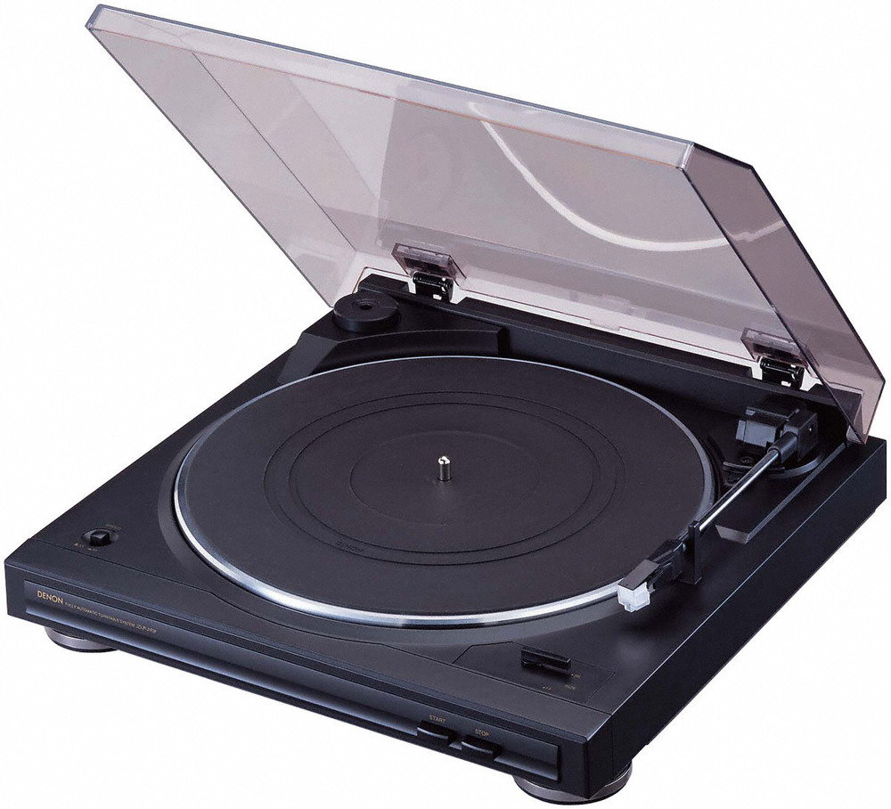 Schwarzer Denon Plattenspieler mit geöffneter, durchsichtiger Abdeckung.