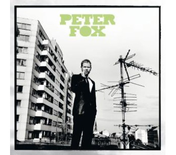 Albumcover mit 'PETER FOX' in grüner Schrift. Ein Mann steht mit einem Gebäude und einer Antenne im Hintergrund.