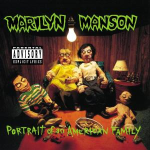 Albumcover: Marilyn Manson. Vier puppenartige Figuren in einem Raum mit Glühbirne und Spielzeug.