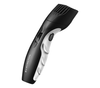 Schwarz-weißer Remington Barttrimmer, Winkelschuss, weißer Hintergrund.
