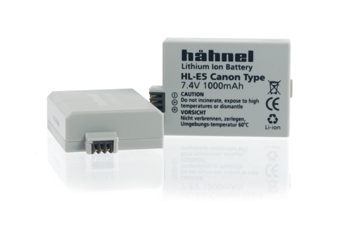 Zwei graue Canon-Batterien vor weißem Hintergrund. Beschriftet: Hähnel, Lithium-Ionen-Akku, 7,4 V 1000 mAh.