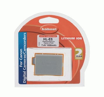 Ein Akku in einer Blisterverpackung. Auf dem Etikett steht "HL-E5" und "Lithium Ion".