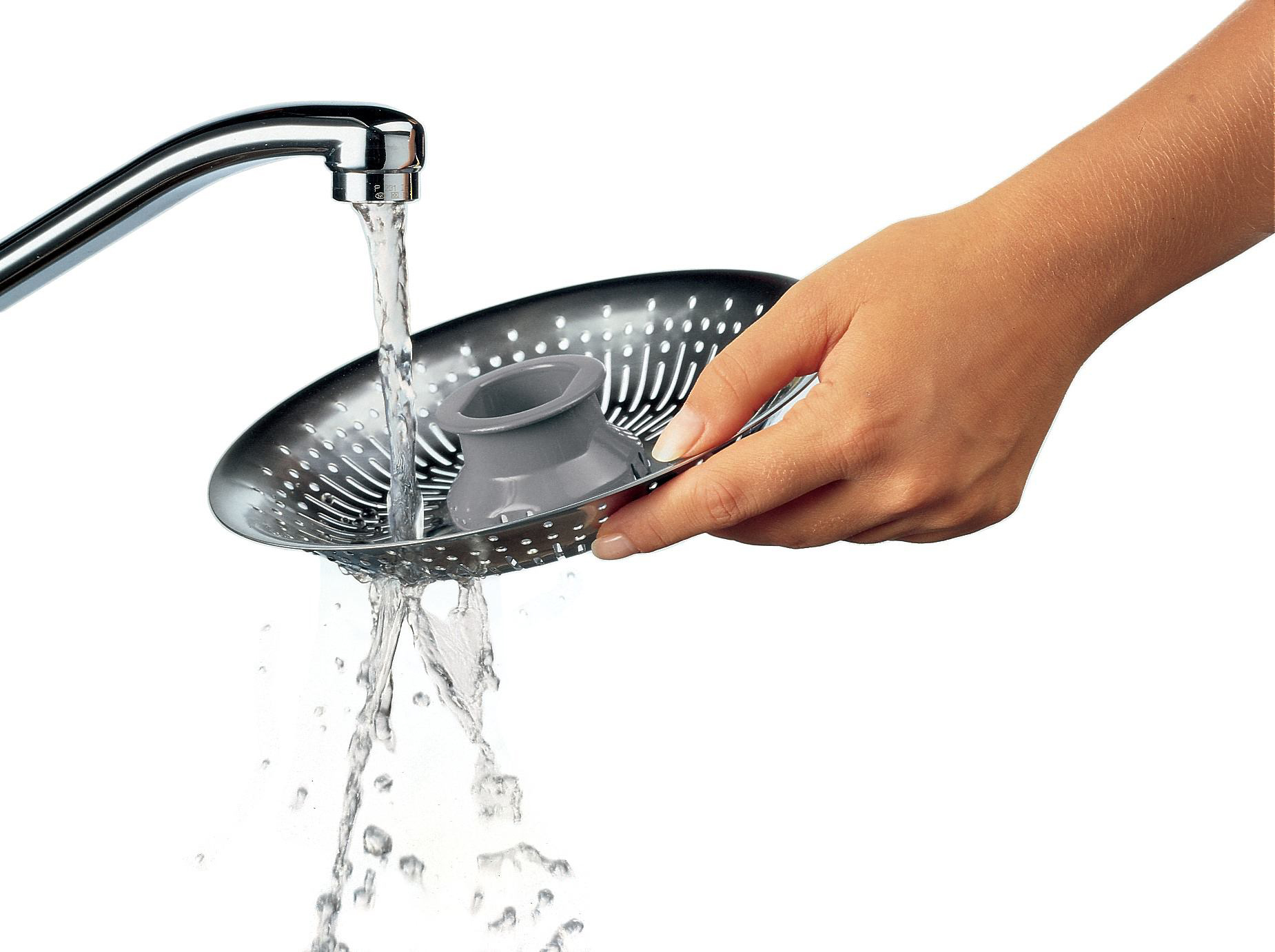 Eine Hand hält ein Sieb unter fließendem Wasser. Wasser fließt in das Sieb.