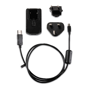 Eine Sammlung schwarzer Ladezubehörteile, darunter ein Ladegerät, Adapter und ein Kabel.