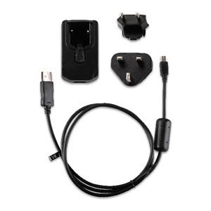 Ein Satz schwarzer Ladezubehörteile, darunter ein Ladegerät, ein Stecker und ein USB-Kabel.