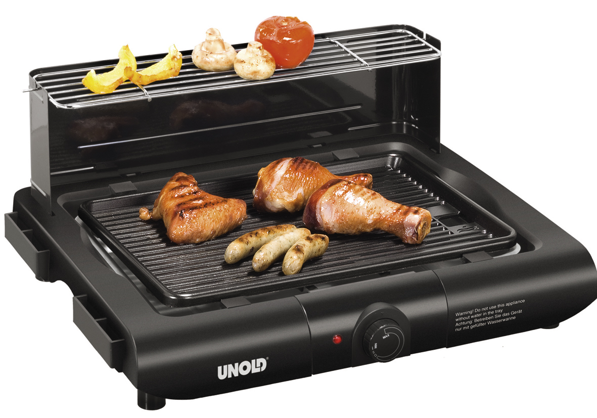 Schwarzer Elektrogrill mit gekochtem Hähnchen, Würstchen, Gemüse auf oberem Rost. Essen ist auf dem Grill, servierfertig.