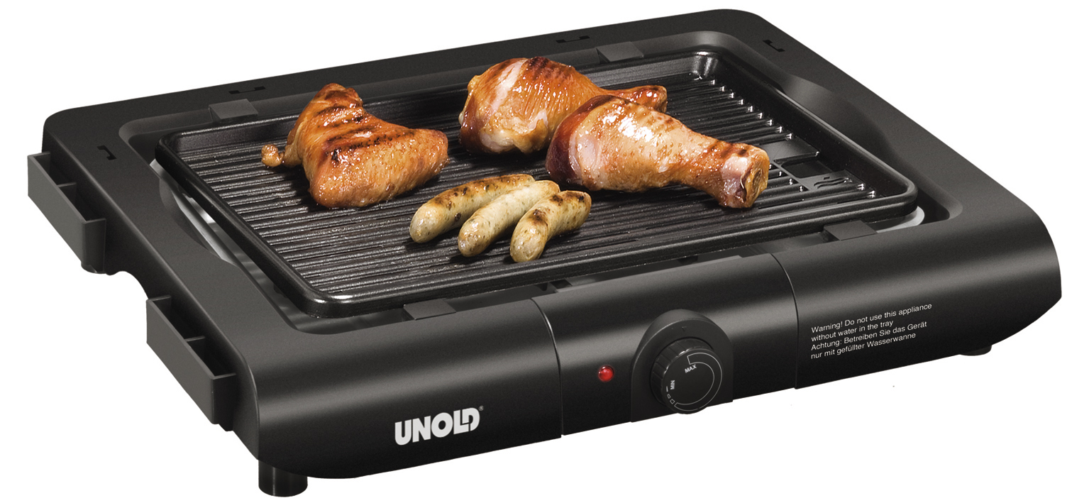 Ein elektrischer Grill mit gekochtem Huhn, Würstchen und Hähnchenkeulen darauf. Der Grill ist schwarz.