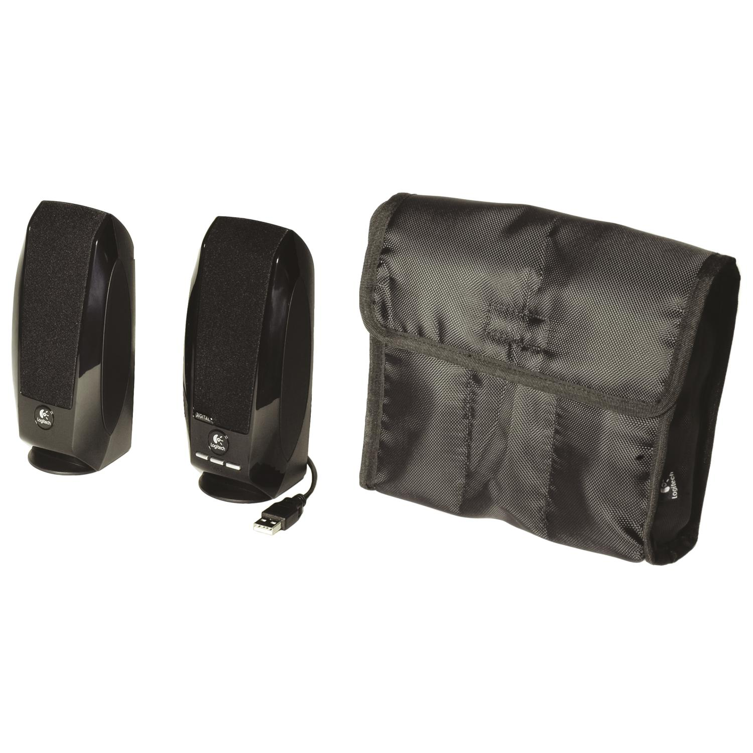 Beyaz bir yüzey üzerinde iki siyah Logitech hoparlör ve siyah bir taşıma çantası.