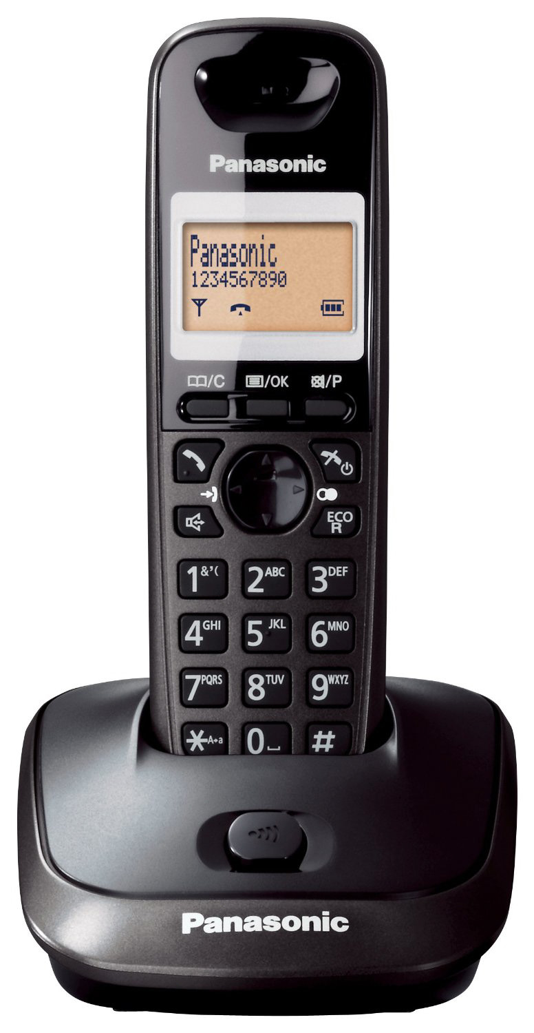 Siyah Panasonic telefon bir tabanda. Ekran bir numara ve pil seviyesini gösterir.