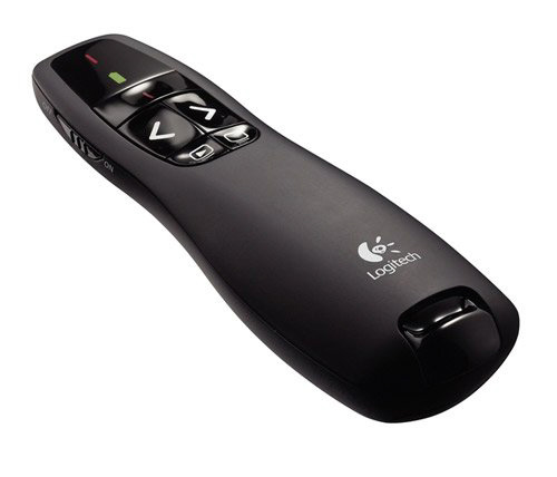 Siyah Logitech sunum uzaktan kumandası. Navigasyon tuşları, bir güç anahtarı ve bir Logitech logosu var.