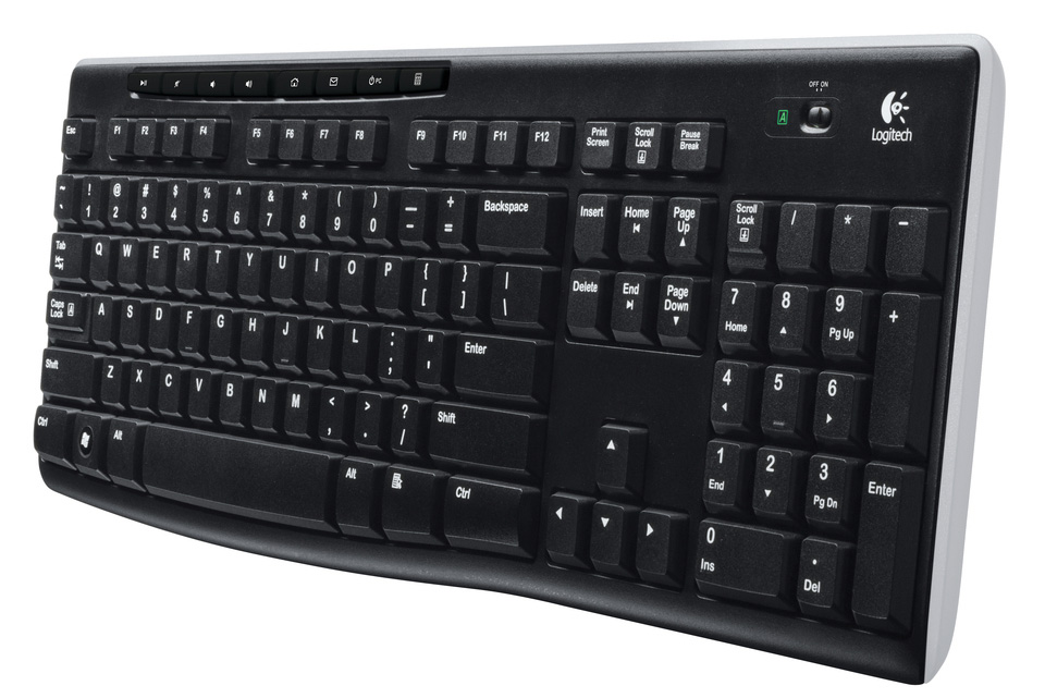 Beyaz vurgulara sahip siyah bir Logitech klavye. Klavye beyaz bir arka plan üzerindedir.