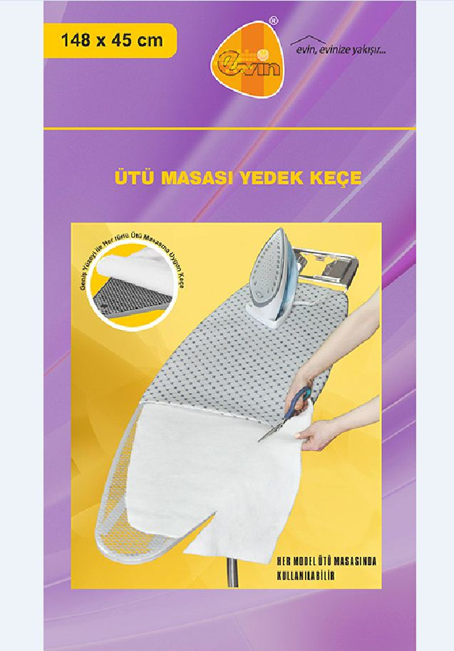 Ütü masası örtüsü değişimi. Örtü beyaz ve delikli bir desene sahip. Bir el makasla kesiyor.