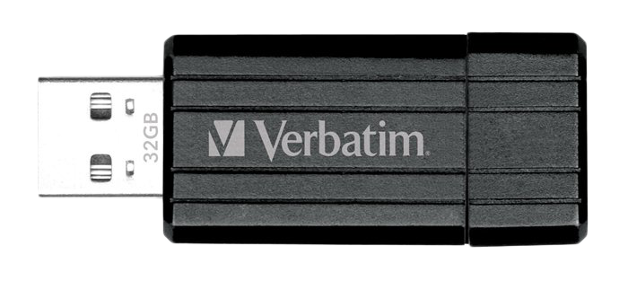 Fekete Verbatim 32 GB-os USB flash meghajtó. Ezüst USB csatlakozó balra. Fekete háttér.