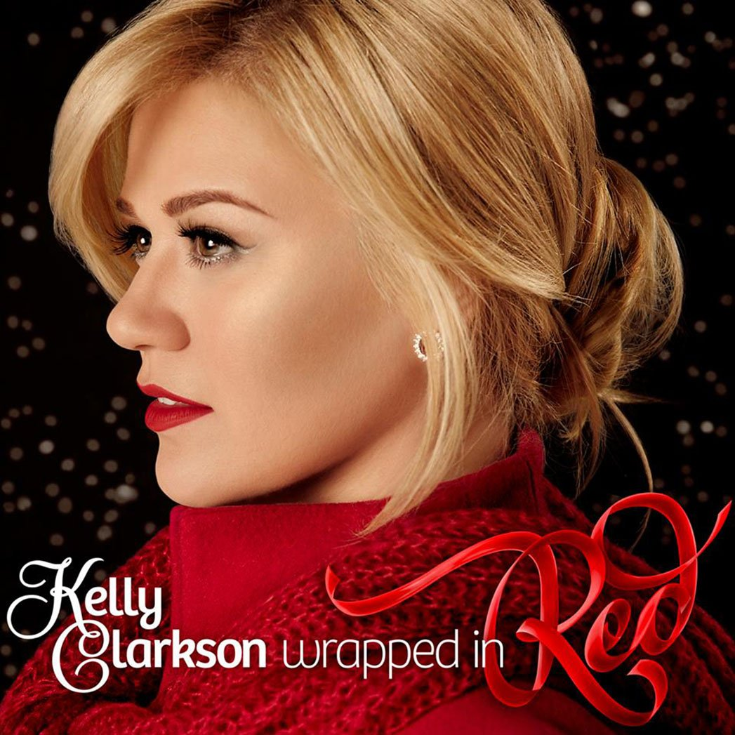 Kelly Clarkson arca, profilból. Piros sál és 'Wrapped in Red' felirat.