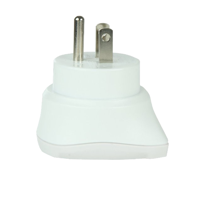 Fehér elektromos dugaszadapter három csappal. Fehér háttérrel izolálva.