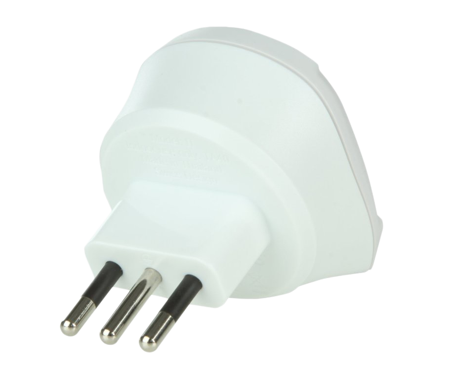 Fehér hárompólusú utazó adapter fekete csapokkal. Fekete háttérben izolálva. Közelkép.