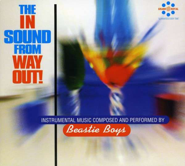 Album borító: 'The In Sound From Way Out!' a Beastie Boys-tól. Absztrakt művészet koktélpoharakkal és szöveggel, a zenekar nevével.