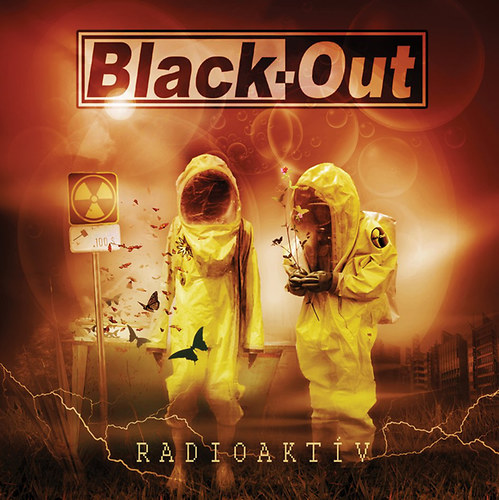 Album borító: emberek védőruhában, 'Black-Out' felirattal.