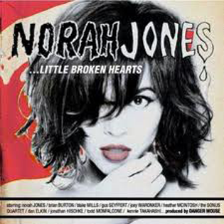 Norah Jones album borítója, egy nő arca a 'Little Broken Hearts' címmel.