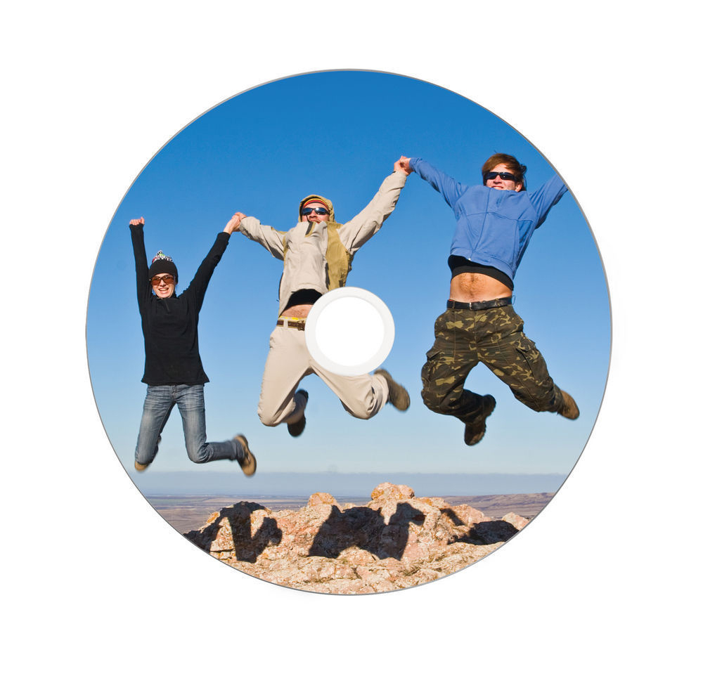 Drei springende Personen mit erhobenen Armen auf einer CD. Klarer blauer Himmel.