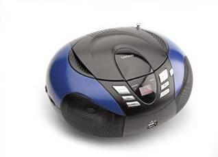 Een zwarte en blauwe boombox met knoppen en een USB-poort, op een witte achtergrond.