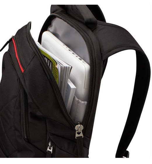 Een zwarte rugzak met een laptop en papieren erin.