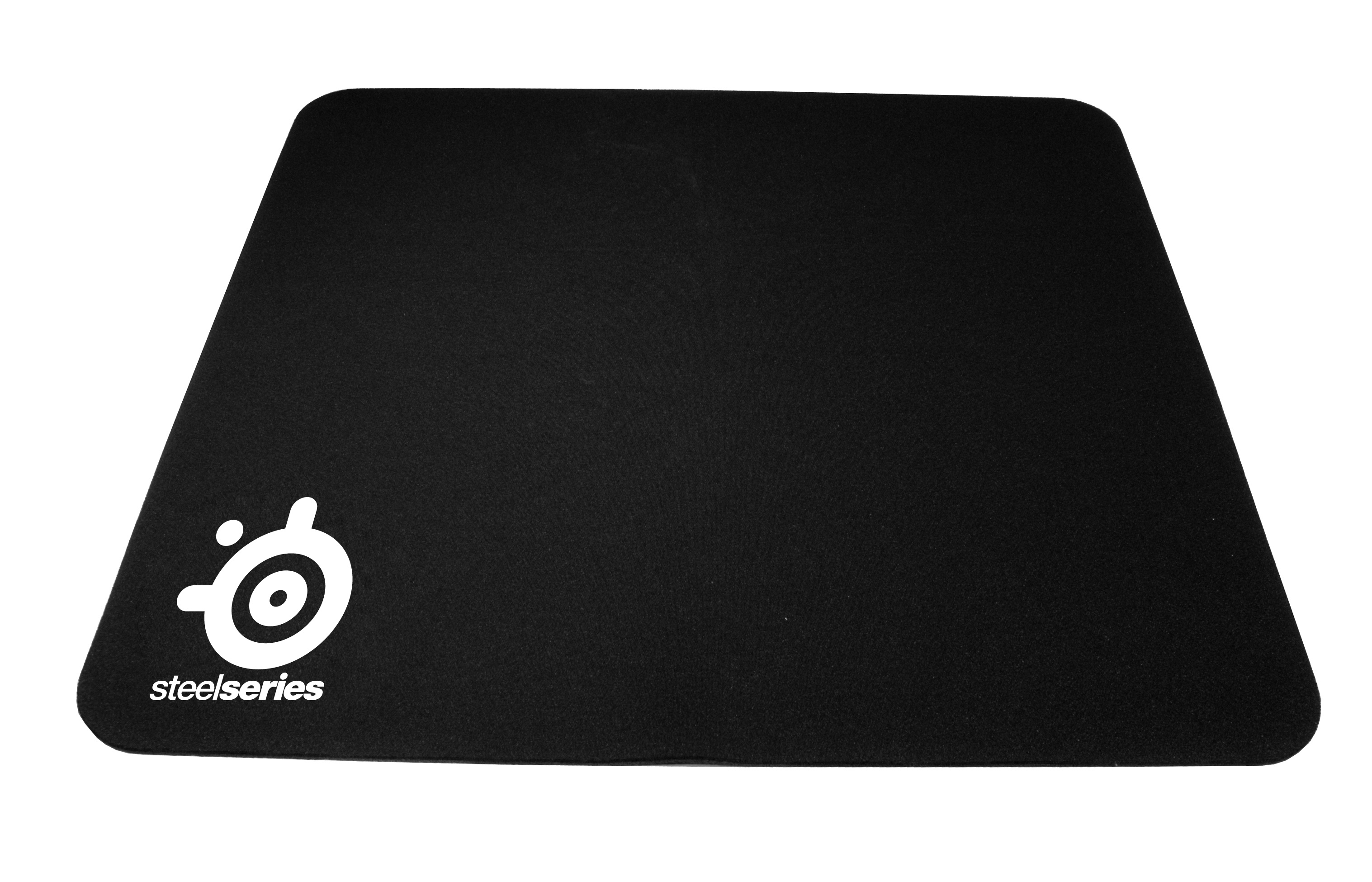 Een zwarte SteelSeries muismat met het witte logo van het merk op een witte achtergrond.