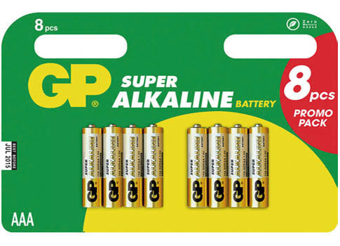 Een verpakking van acht GP Super Alkaline AAA-batterijen op een gele en groene achtergrond.