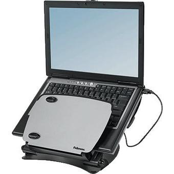 Laptop op een zwart statief met een grijze muismat. Zwart snoer is bevestigd.