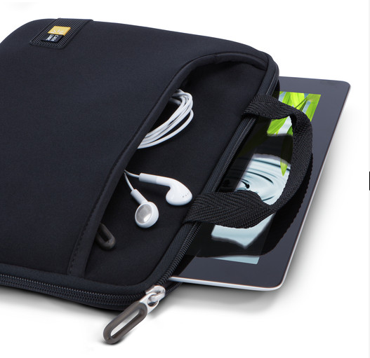 Zwarte laptoptas met een open vak met een tablet en witte oortelefoons.