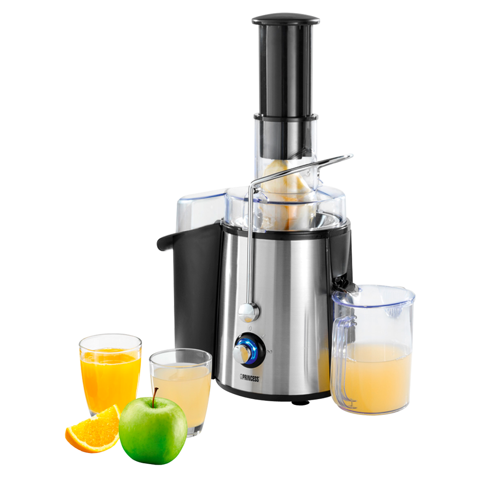 Een zilveren sapcentrifuge met wat sapglazen en fruit op een zwarte achtergrond.