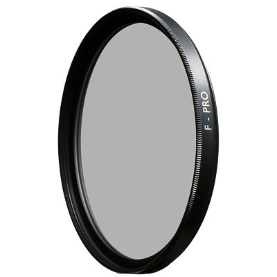 Cirkelvormig cameralensfilter. Zwarte rand met 'F-PRO' in wit. Een grijs filter staat in het midden. Witte achtergrond.