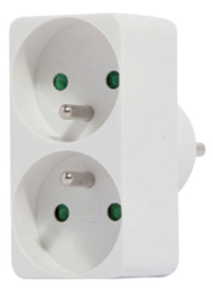Witte Europese stroomadapter met twee stopcontacten en een stekker.