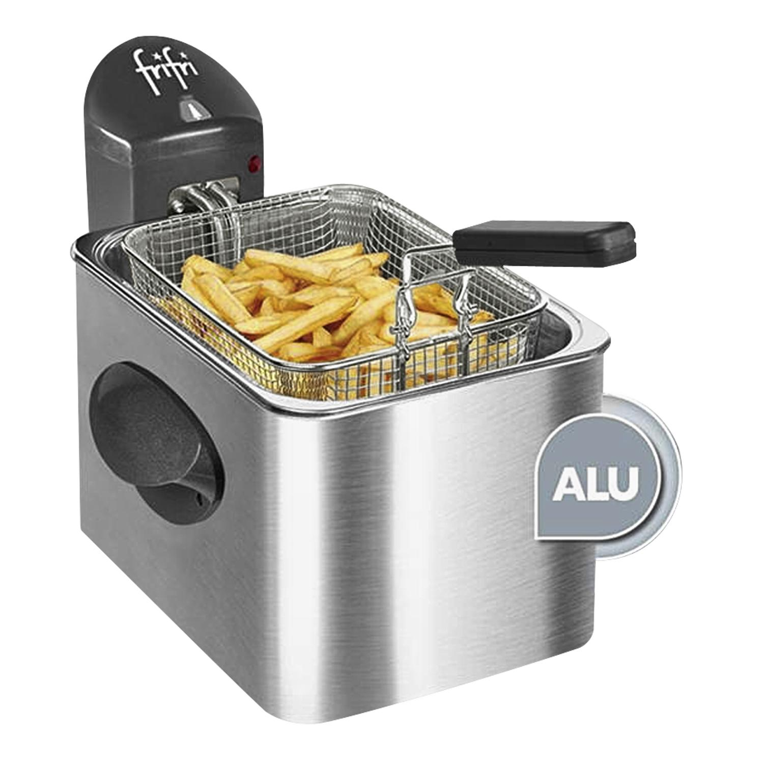 Une friteuse en acier inoxydable avec des frites dans le panier, une poignée et un couvercle noir.