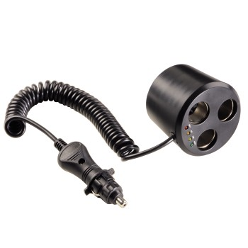 Zwarte auto-adapter met drie stopcontacten en een opgerolde kabel. De stekker is ook zwart.
