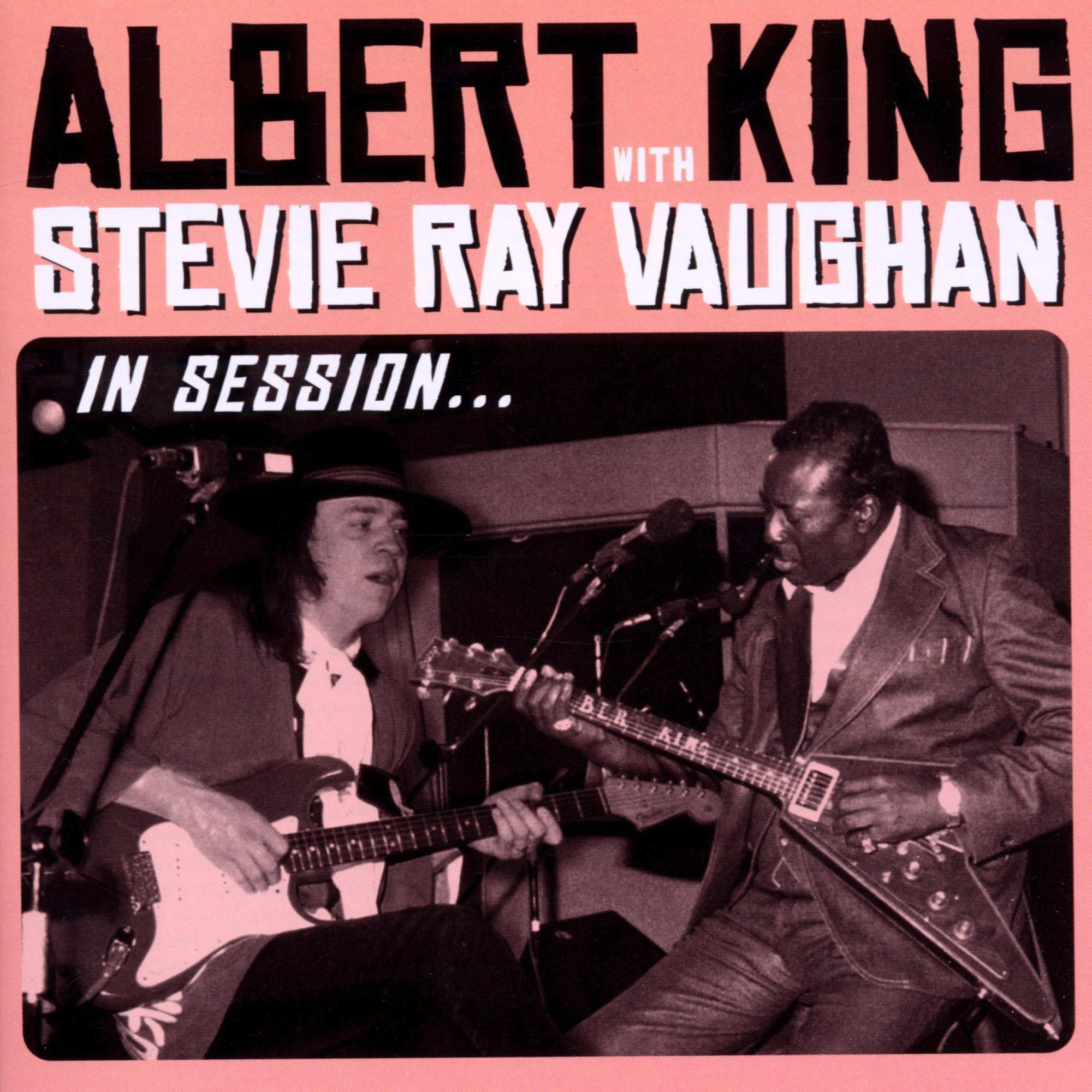 Albumcover: Albert King mit Stevie Ray Vaughan. Musiker spielen Gitarren in einem sepiafarbenen Studio.