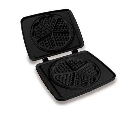 Gaufrier noir, ouvert. Cinq moules à gaufres en forme de cœur. Fond blanc.