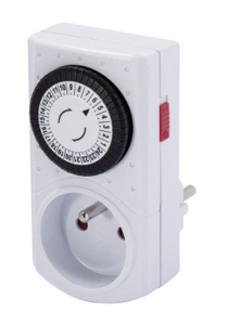 Witte elektrische timer met een zwarte wijzerplaat en rode knop, geïsoleerd.