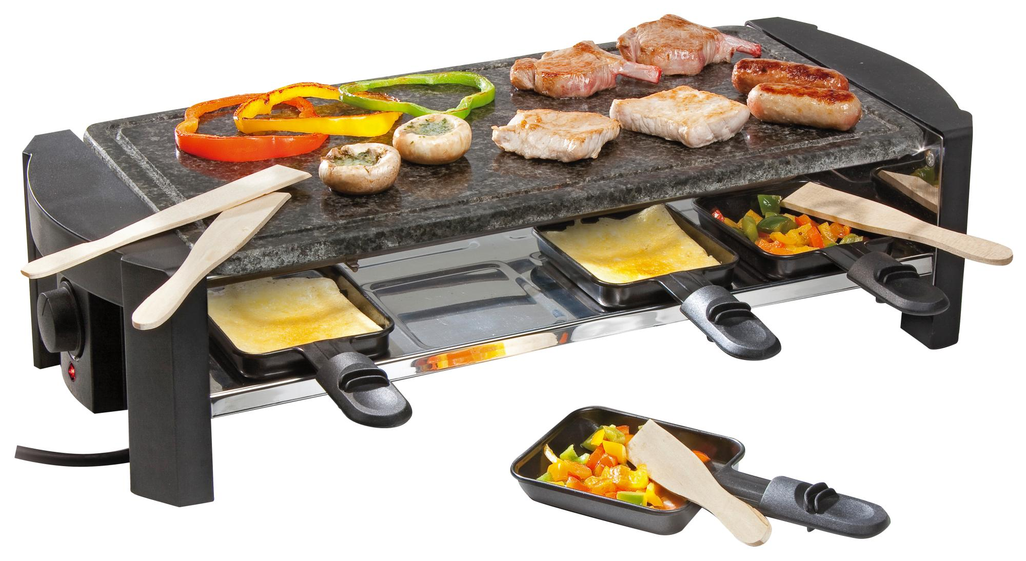 Gril à raclette avec légumes, fromage et viandes cuites. Inclut des spatules et poêlons en bois.