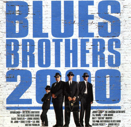 A Blues Brothers 2000 album borítója. Négy férfi öltönyben és kalapban, az egyik gyerek. Szöveg a téglafalon.