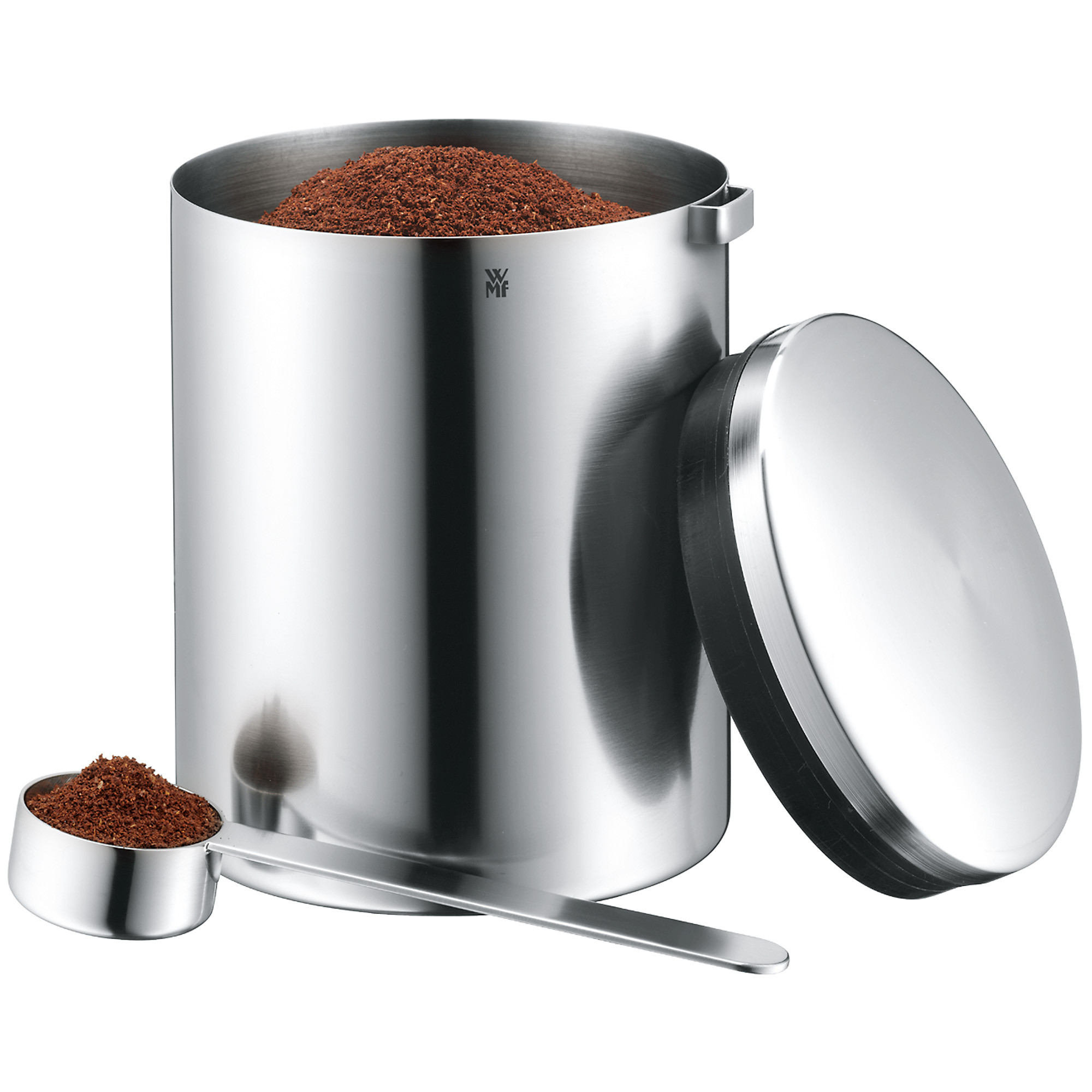 Kaffeebehälter aus Edelstahl mit Deckel und Messlöffel. Braunes Kaffeepulver innen. Weißer Hintergrund.