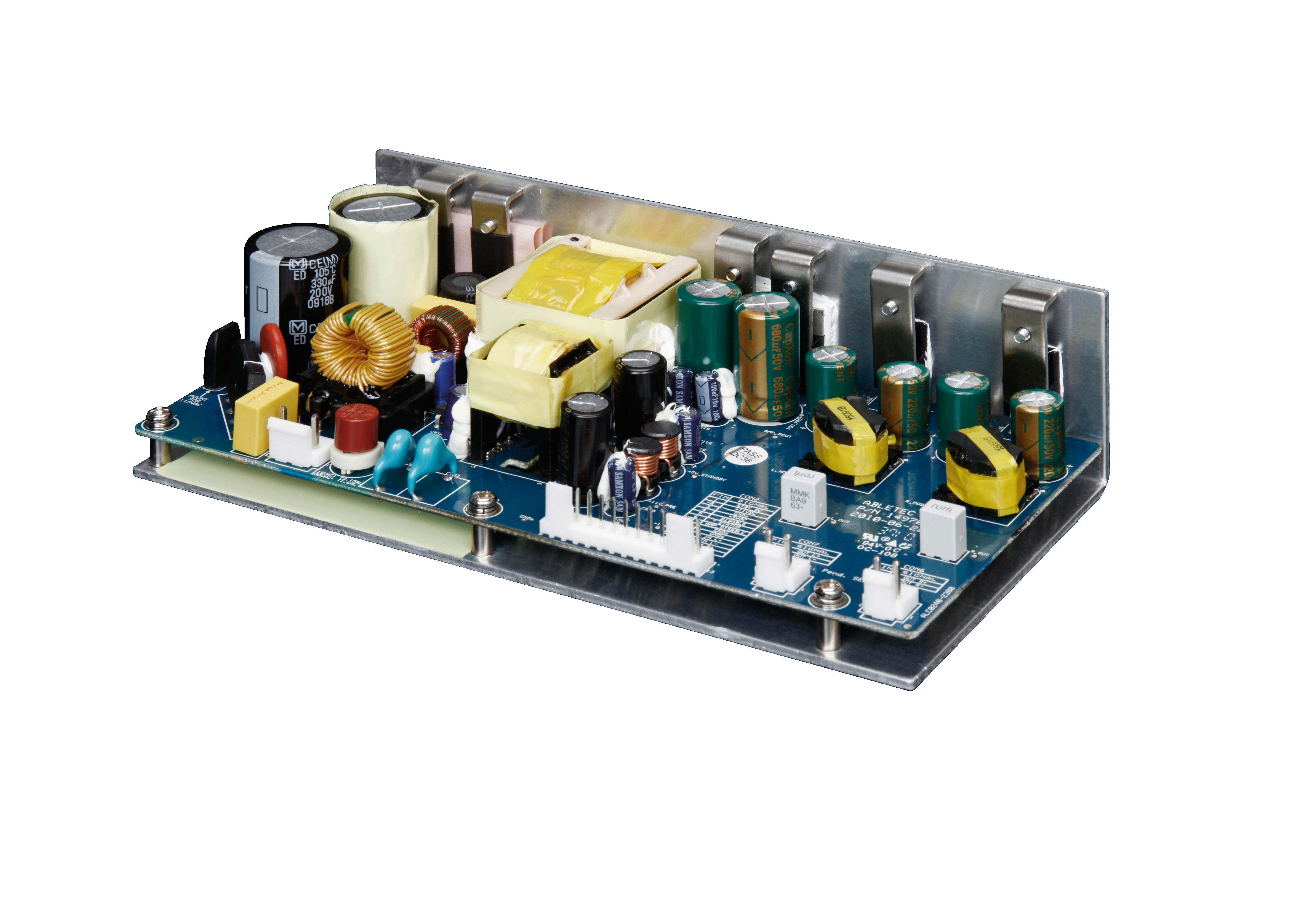 Eine elektronische Leiterplatte mit verschiedenen Komponenten. Sie ist vor einem weißen Hintergrund angeordnet.