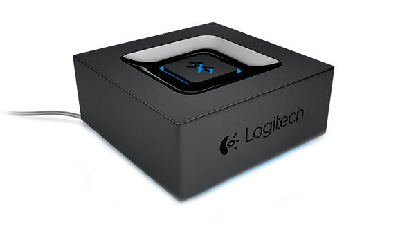 Mavi düğmeli siyah Logitech Bluetooth alıcısı, beyaz üzerine izole edilmiş.