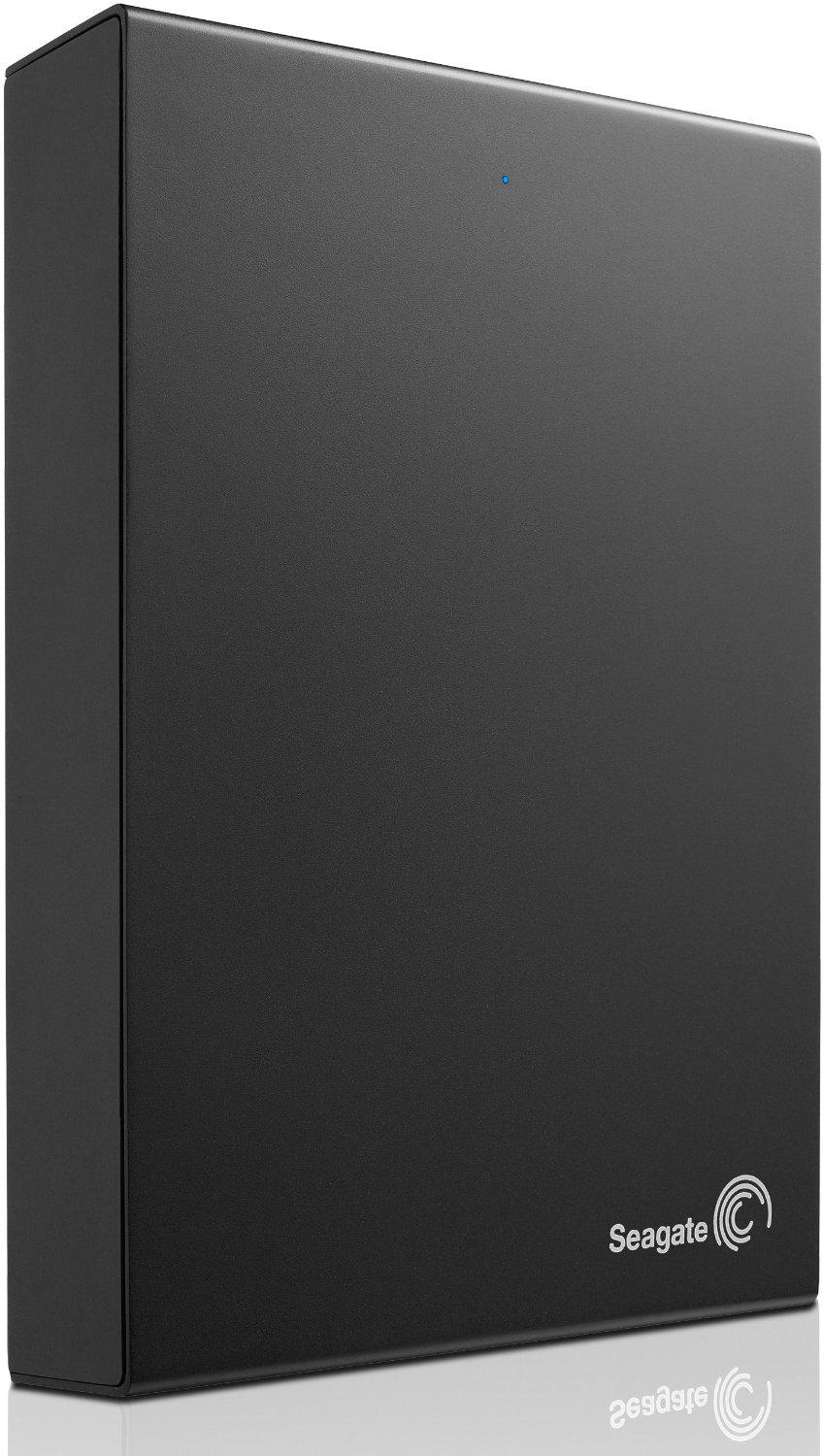 Siyah Seagate harici sabit disk. Mat bir yüzeye ve üstünde mavi bir gösterge ışığına sahip.