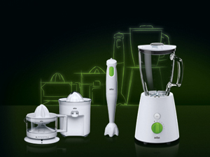 Braun kitchen appliance set, including a blender and juicer, on a green background.