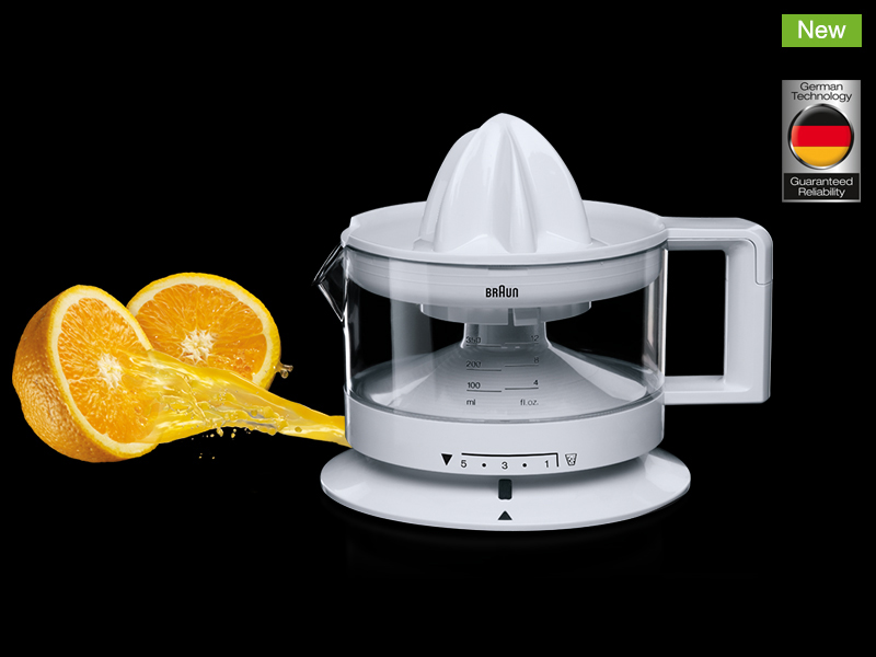 Juicer with oranges and juice. A German technology label is visible.