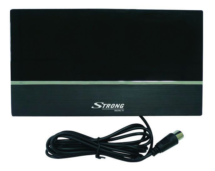 Schwarze digitale TV-Antenne mit schwarzem Kabel und Stecker. Die Marke ist 'Strong'.